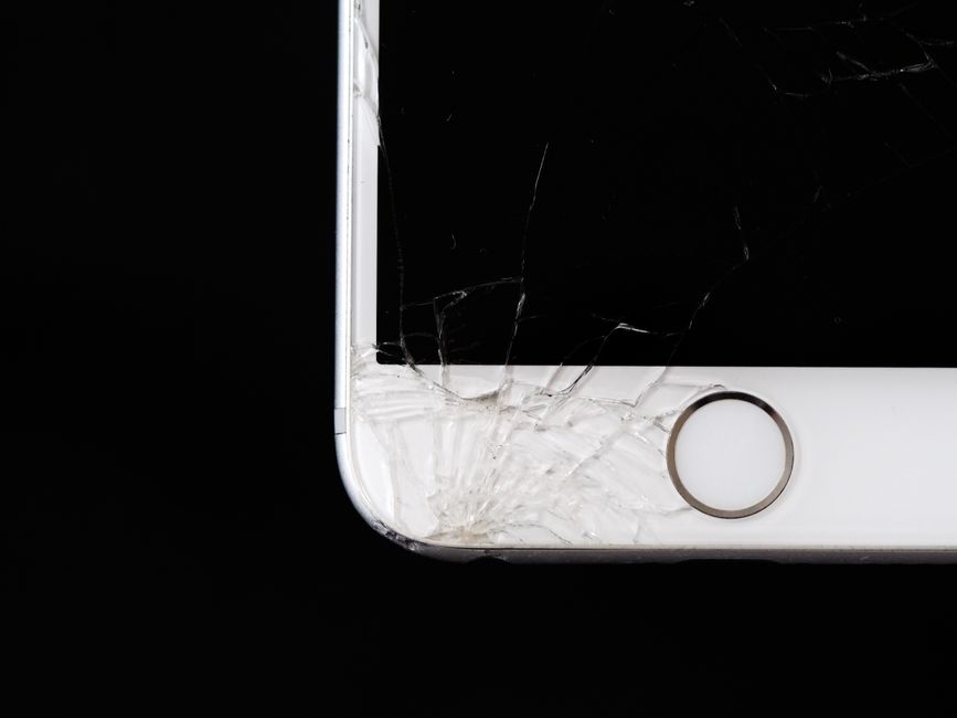 iPhone 16 Screen Repair vs Replacement: What to Expect