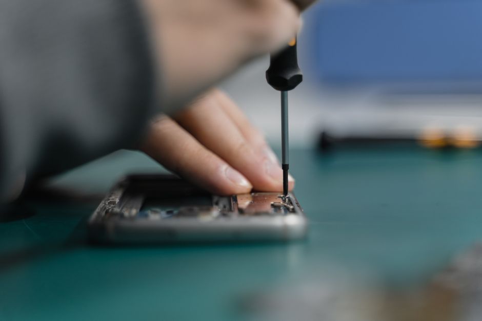 Same-Day Phone Repair vs Shipping Your Phone: Which Wins?